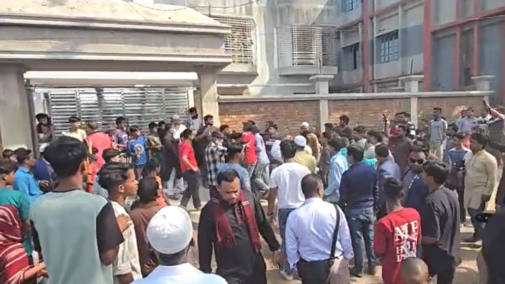 কুমিল্লার দেবীদ্বারে শ্লোগানকে কেন্দ্র করে বিএনপি সমর্থকদের হাতাহাতি