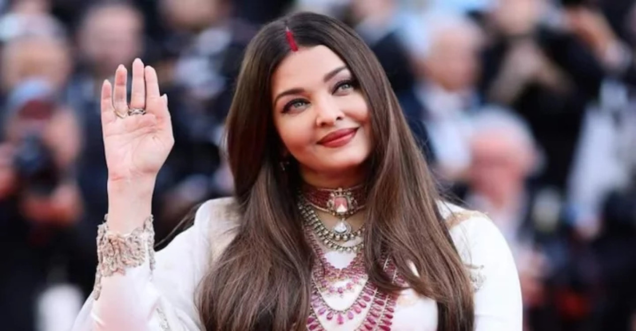 সিঁথিতে সিঁদুর, বেনারসি শাড়িতে ঐশ্বরিয়া রাই কানের মঞ্চে—ভাঙল বিচ্ছেদের জল্পনা!
