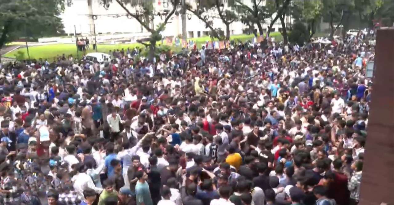 মাইলস্টোন ট্র্যাজেডি: সচিবালয় ঘেরাও করে শিক্ষার্থীদের বিক্ষোভ, শিক্ষা উপদেষ্টার পদত্যাগের দাবি