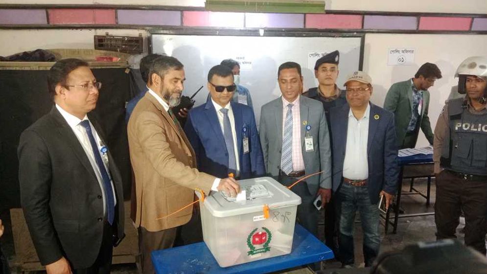 টাকা নিয়ে ধরা পড়া ভালো, ভোট কেনার চেষ্টা সফল হবে না: ইসি সানাউল্লাহ