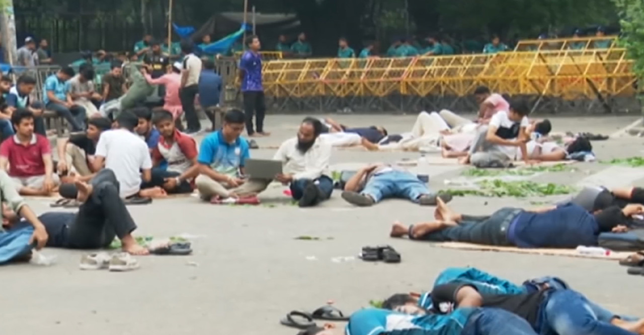 ঘুম নয়, স্লোগানই সঙ্গী — রাতভর জেগে আন্দোলন!