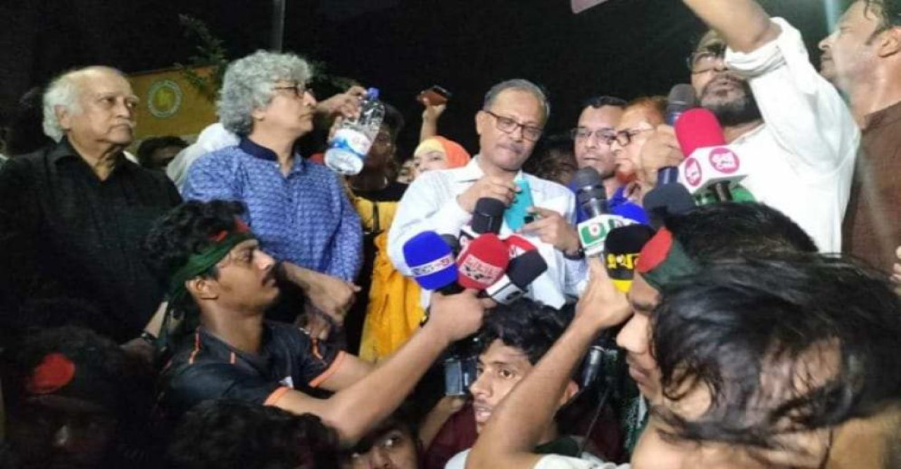 জবি শিক্ষার্থীদের চার দফা দাবি মেনে নিল সরকার, অনশন ভাঙালেন ইউজিসি চেয়ারম্যান