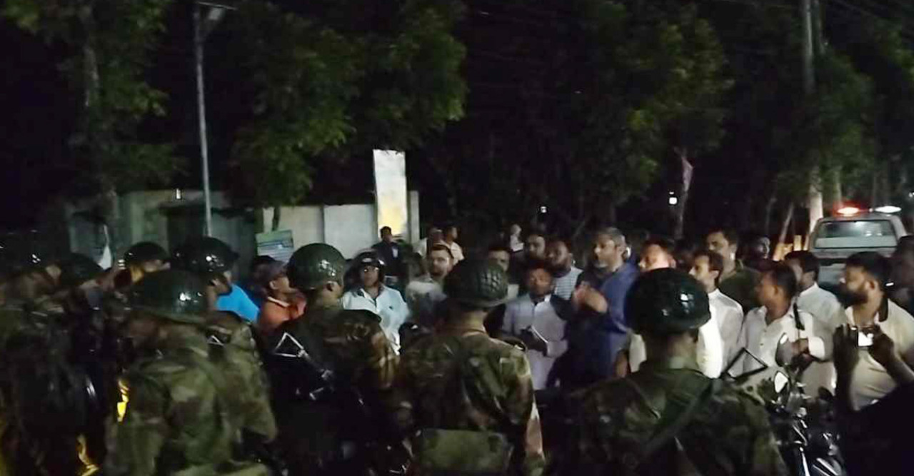 আইনজীবীকে যুবলীগ নেতা বানিয়ে ফাঁসানোর অভিযোগে সড়ক অবরোধ