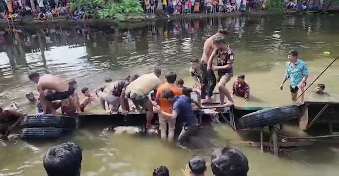 লক্ষ্মীপুরে বাস খালে পড়ে দুইজন নিহত, আহত অন্তত পাঁচ