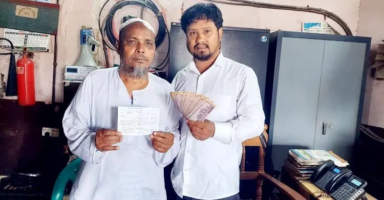 বিনা টিকিটে ট্রেন ভ্রমণ, ৪৮ বছর পর পাওনা পরিশোধ করলেন মফিজুল