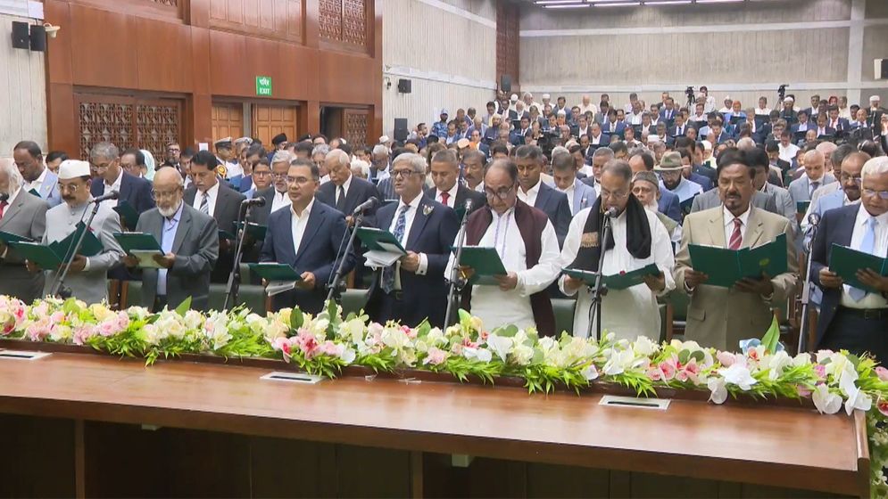 ত্রয়োদশ সংসদ: বিএনপির নবনির্বাচিত এমপিদের শপথ গ্রহণ, সংসদ ভবনে উৎসুক জনতার ভিড়