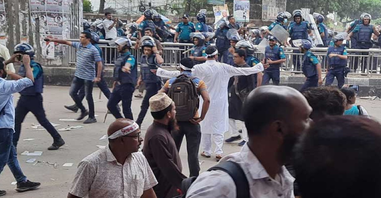 জাতীয় প্রেসক্লাবে এমপিওভুক্ত শিক্ষকদের বিক্ষোভে পুলিশের টিয়ারশেল, ধাওয়া-পাল্টাধাওয়া