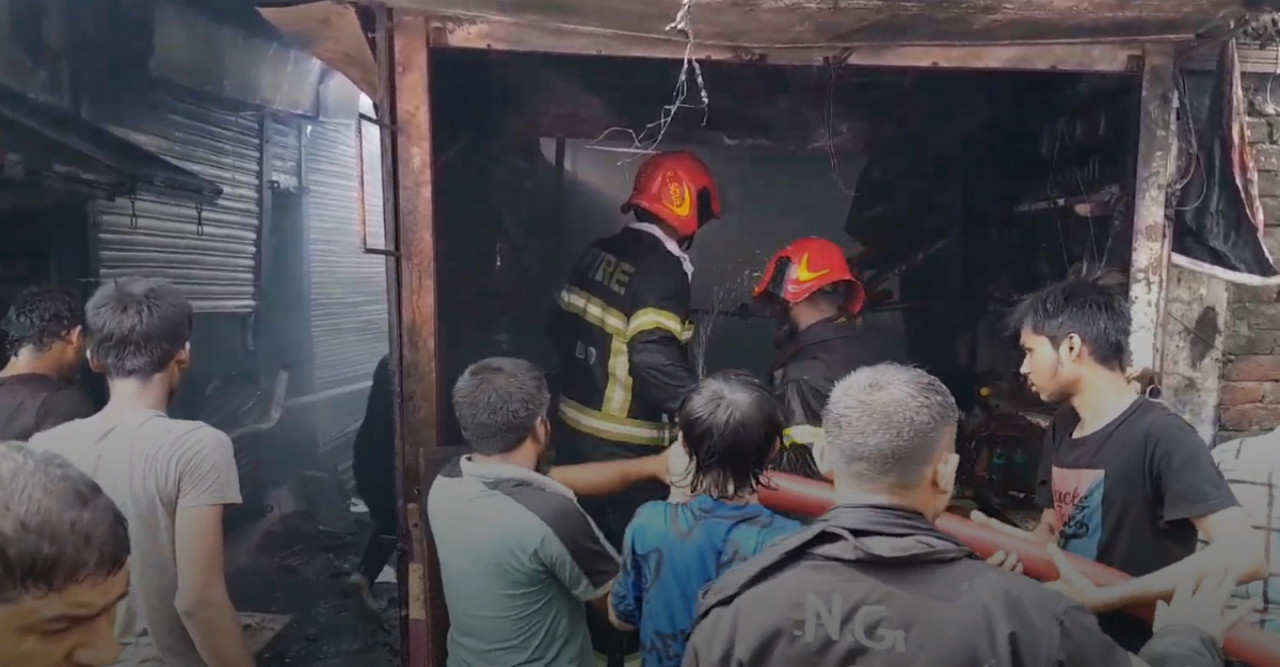 নারায়ণগঞ্জের হকার্স মার্কেটে ভোরের অগ্নিকাণ্ডে পুড়ল ৩০টি দোকান