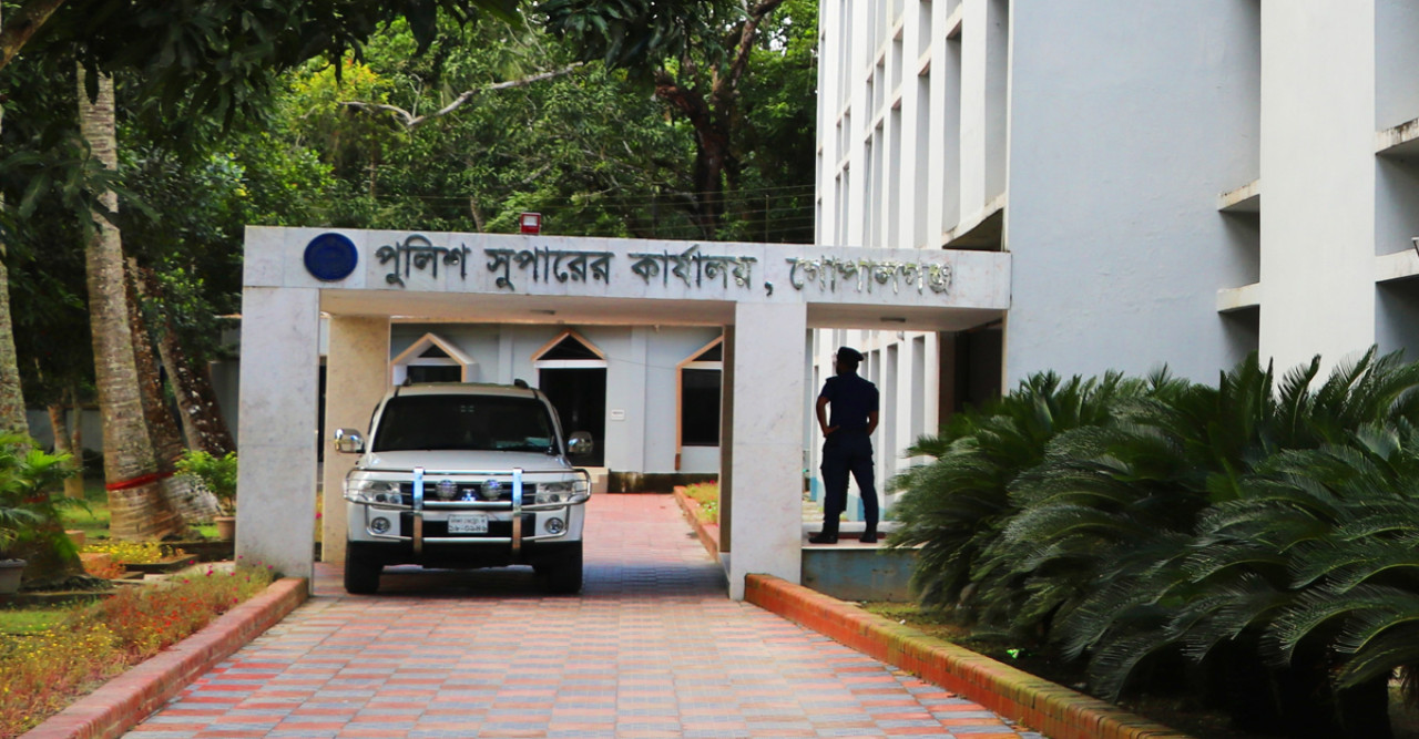 গোপালগঞ্জে এনসিপি নেতাদের গাড়িবহরে হামলা, পুলিশ সুপারের কার্যালয়ে আশ্রয়