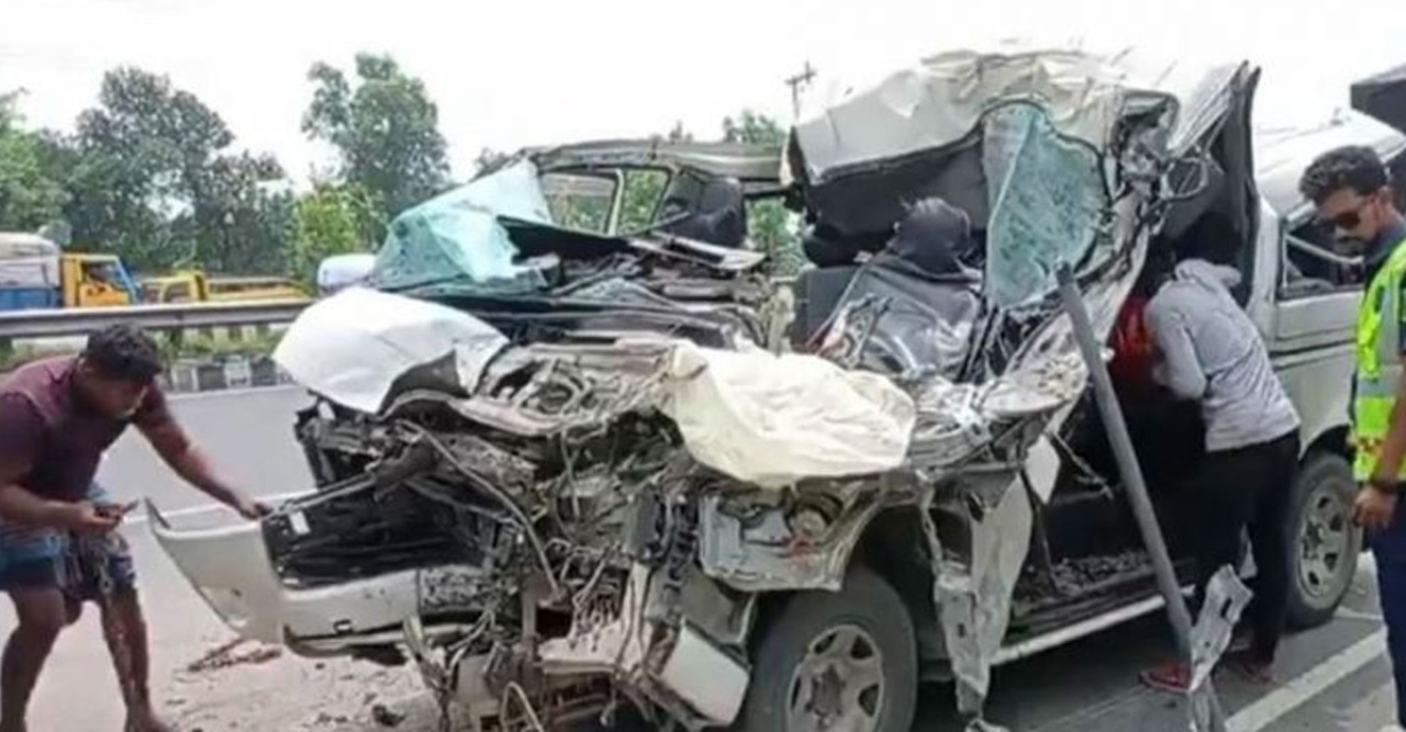 বাসাইলে দাঁড়িয়ে থাকা ট্রাকে ধাক্কা, নিহত বাবা ও দুই ছেলে