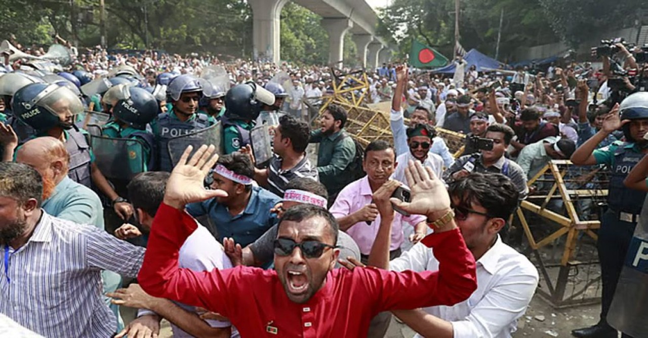 শাহবাগে এমপিওভুক্ত শিক্ষকদের বিক্ষোভ: যানচলাচল বন্ধ