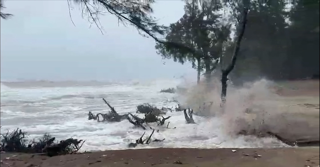 বঙ্গোপসাগরে নিম্নচাপ: টেকনাফ ও কুয়াকাটায় মেরিন ড্রাইভ ভাঙনের শঙ্কা