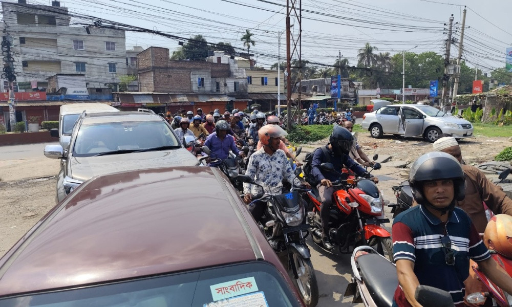 খুলনায় তেলের সংকট তীব্র, পাম্পে দীর্ঘ লাইন ও জনভোগান্তি বাড়ছে