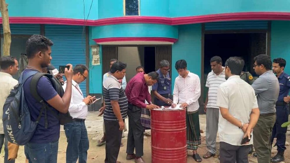 সিংড়ায় অবৈধ তেল মজুত, ব্যবসায়ীকে জরিমানা ও জেলের আদেশ