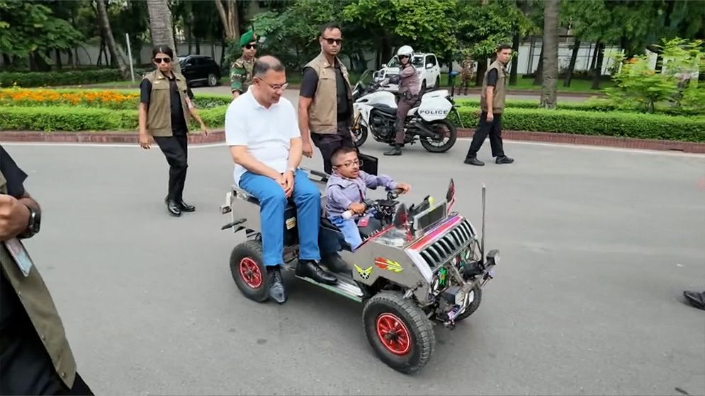 বিশেষ চাহিদাসম্পন্ন তরুণের ‘স্মার্ট কারে’ চড়ে উৎসাহ দিলেন প্রধানমন্ত্রী তারেক রহমান