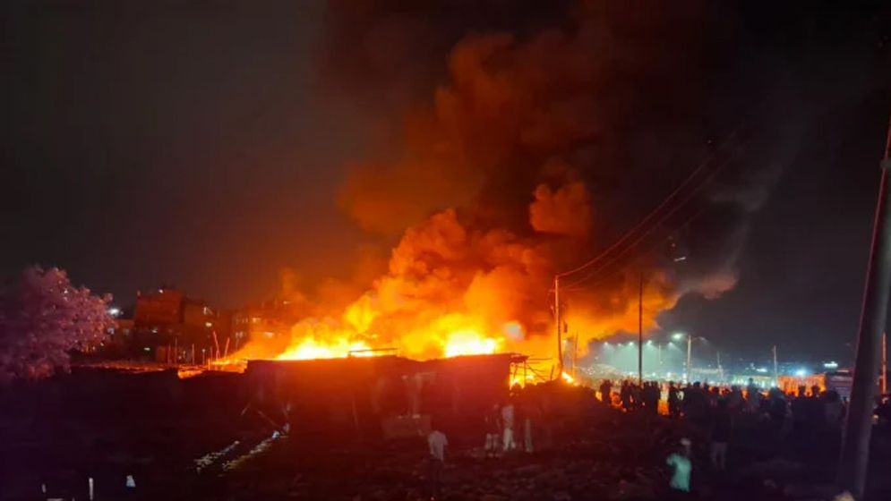 রাজধানীর পল্লবীর কালশীতে বস্তিতে ভয়াবহ অগ্নিকাণ্ড, নিয়ন্ত্রণে ১৫ ইউনিট