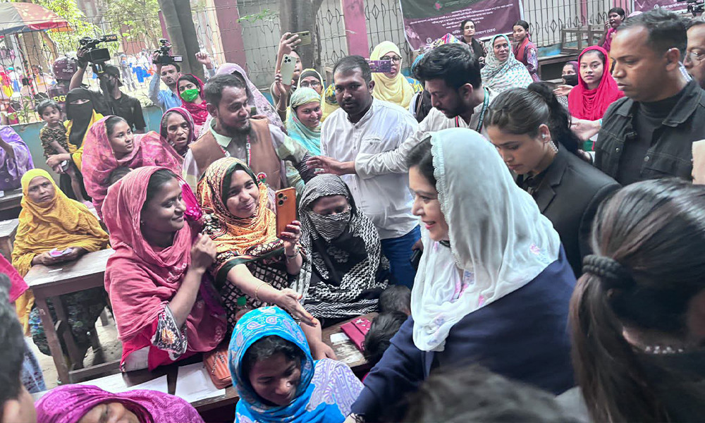 ভাসানটেকের অগ্নিকাণ্ডে ক্ষতিগ্রস্তদের পাশে ডা. জুবাইদা রহমান, সহায়তা ও মেডিক্যাল ক্যাম্প আয়োজন