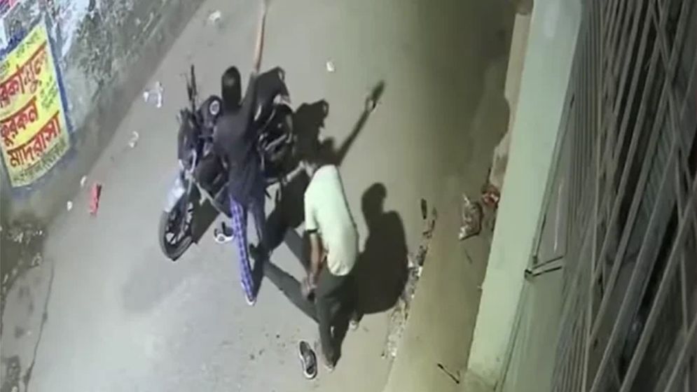 চলন্ত মোটরসাইকেলে ইটের আঘাতে আহত রাফির মৃত্যু