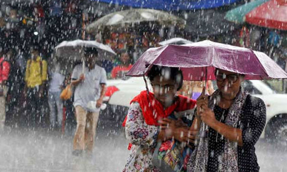 দুপুরের মধ্যে ঢাকায় বজ্রসহ বৃষ্টির সম্ভাবনা, কমতে পারে তাপমাত্রা