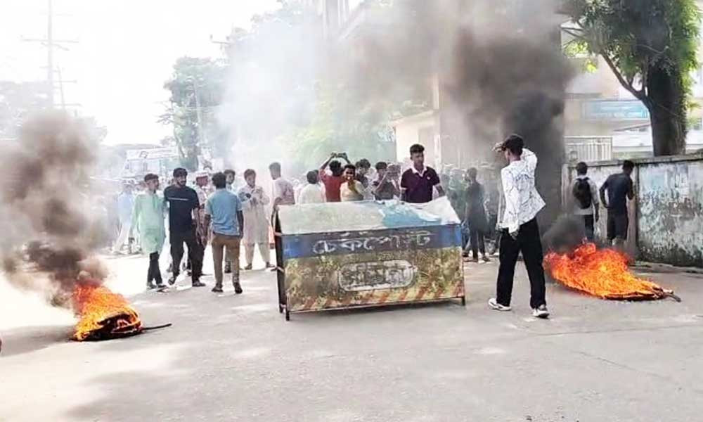 ভোলায় কলেজছাত্র নিহত, ছুরি নিয়ে থানায় আত্মসমর্পণ স্কুলছাত্রের