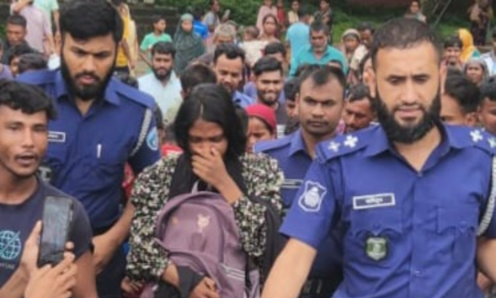 খালা পরিচয়ে বিদ্যালয় থেকে শিশু নিয়ে যাওয়ার চেষ্টা, তরুণী আটক