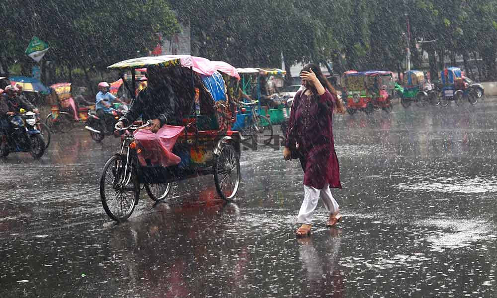 পাঁচ বিভাগে ভারি থেকে অতিভারি বৃষ্টির সতর্কতা, সমুদ্রবন্দরের সংকেত প্রত্যাহার