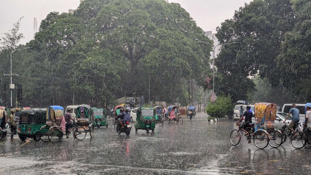 টানা বর্ষণে রাজধানীতে ৯৭ মিলিমিটার বৃষ্টি, জলাবদ্ধতায় দুর্ভোগ
