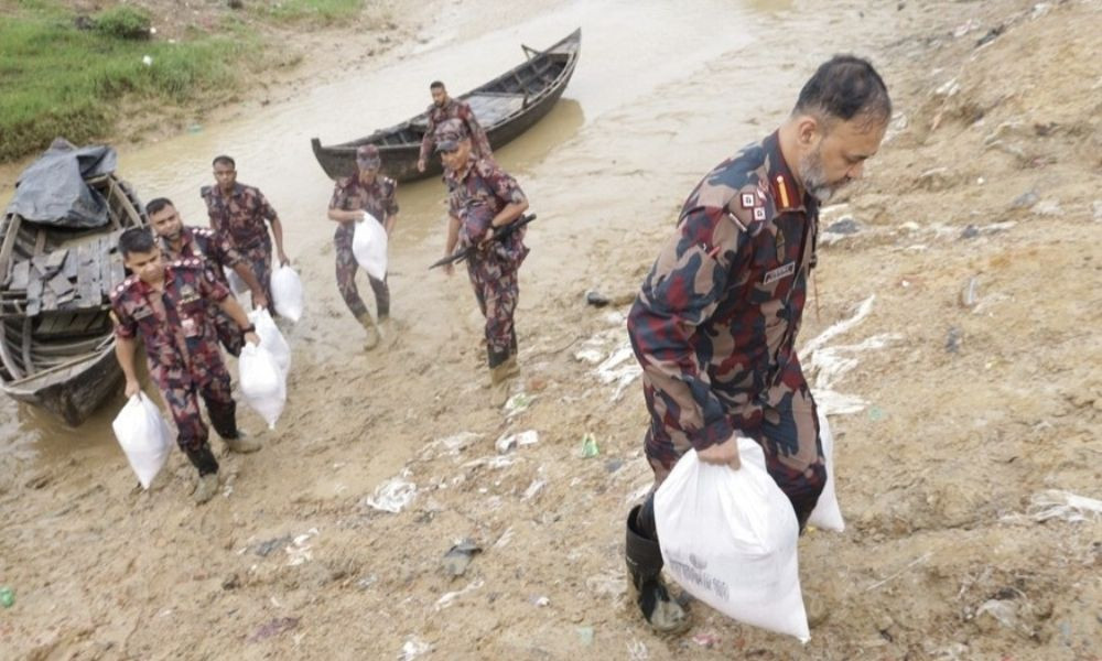 টেকনাফে বন্যাদুর্গত ২০০ পরিবারকে বিজিবির ত্রাণ সহায়তা
