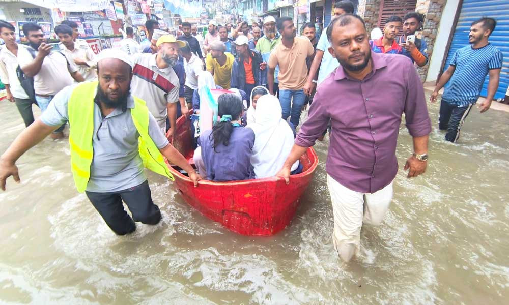 জলাবদ্ধতায় আটকে এইচএসসি পরীক্ষার্থী, নৌকায় কেন্দ্রে পৌঁছে দিলেন কুসিক প্রশাসক