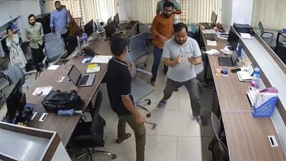চট্টগ্রামে ইন্টারনেট সেবাদাতা প্রতিষ্ঠানে সশস্ত্র হামলা-ভাঙচুর, চাঁদা দাবির অভিযোগ