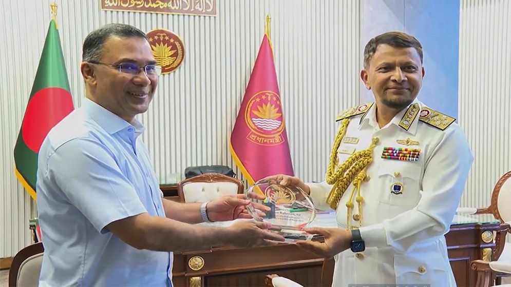 প্রধানমন্ত্রীর সঙ্গে বিদায়ী নৌবাহিনী প্রধানের সৌজন্য সাক্ষাৎ
