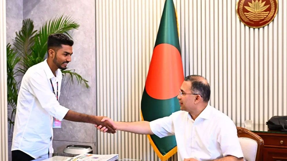 প্রধানমন্ত্রীর সঙ্গে সাক্ষাৎ করলেন জুলাই যোদ্ধা শেখ আজিজুর রহমান