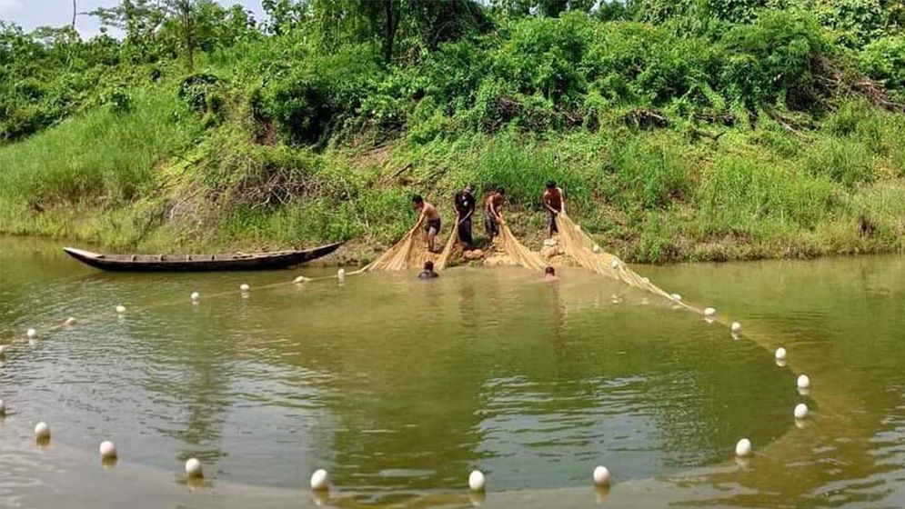 নিষেধাজ্ঞা শেষে কাপ্তাই হ্রদে আবারও মাছ ধরা শুরু
