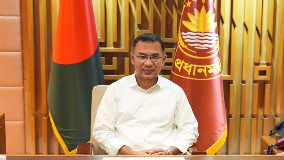 শপথ নেওয়ার পর প্রথমবারের মতো কিশোরগঞ্জ সফরে যাচ্ছেন প্রধানমন্ত্রী তারেক রহমান। সফরে তিনি ফ্যামিলি কার্ড বিতরণ, মাছের পোনা অবমুক্তকরণ, বৃক্ষরোপণ এবং জাতীয় মৎস্য পক্ষ-২০২৬-এর উদ্বোধনসহ একাধিক কর্মসূচিতে অংশ নেবেন।  রোববার (১৬ আগস্ট) সকালে সড়কপথে কিশোরগঞ্জের উদ্দেশে রওনা হওয়ার কথা রয়েছে প্রধানমন্ত্রীর। সফরে তিনি কিশোরগঞ্জ সদর, কটিয়াদী ও পাকুন্দিয়া—এই তিন উপজেলা পরিদর্শন করবেন।  সফরসূচি অনুযায়ী, সকাল সাড়ে ১১টার দিকে পাকুন্দিয়ার মির্জাপুর চেয়ারম্যানবাড়ি ঘাট এলাকায় পুরাতন ব্রহ্মপুত্র নদে মাছের পোনা অবমুক্ত ও বিতরণ করবেন তিনি। এ সময় স্থানীয় বাসিন্দাদের সঙ্গে শুভেচ্ছা বিনিময়ও করবেন।  এরপর দুপুর সাড়ে ১২টায় কটিয়াদীর কার্প হ্যাচারি কমপ্লেক্স পরিদর্শন করবেন প্রধানমন্ত্রী। পরে দুপুর ১টায় আচমিতা জর্জ ইনস্টিটিউশন মাঠে জাতীয় মৎস্য পক্ষ-২০২৬-এর উদ্বোধন ও পুরস্কার বিতরণ অনুষ্ঠানে অংশ নেবেন।