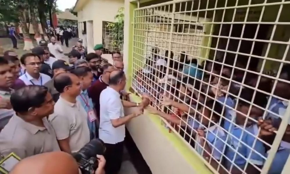 শিক্ষার্থীদের ডাকে সাড়া দিয়ে স্কুলে ছুটে গেলেন প্রধানমন্ত্রী
