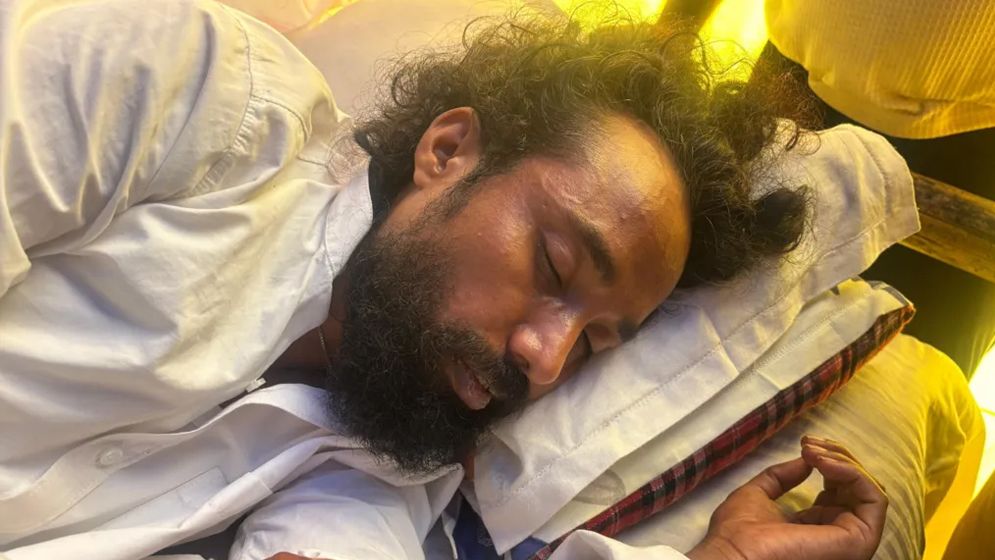 নিয়োগ পরীক্ষা বাতিলের ঘোষণার পর ১৬ দিন পর অনশন ভাঙলেন ছাত্রনেতা