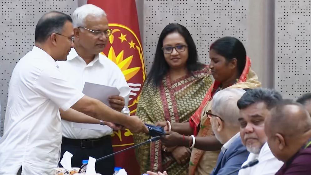 চা-শ্রমিকদের জন্য প্রাথমিকভাবে ২০ হাজার রেইনকোট বিতরণ