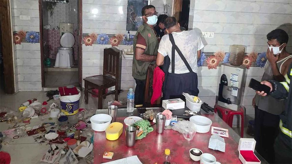 রংপুরে তালাবদ্ধ বাড়ি থেকে সাবেক শিক্ষকসহ পরিবারের ৪ জনের মরদেহ উদ্ধার