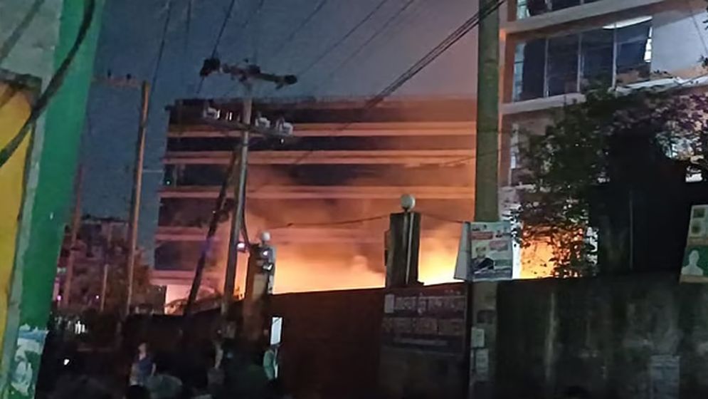আশুলিয়ায় গ্যাস সিলিন্ডার বিস্ফোরণে আগুন