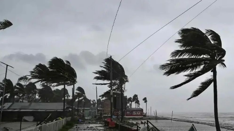 ৩ জেলায় ঘণ্টায় ৬০ কিলোমিটার বেগে ঝড়ের আভাস
