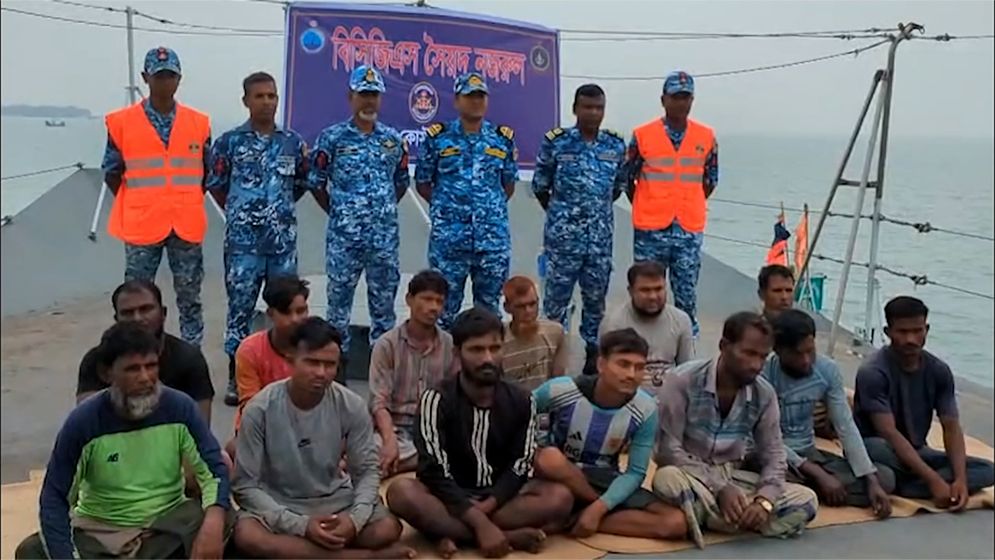 সেন্টমার্টিনের গভীর সমুদ্রে ফিশিং বোটসহ ১৩ জেলে জীবিত উদ্ধার