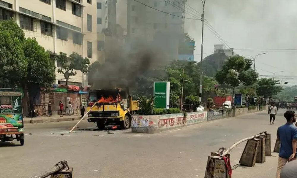 মিরপুরে ফুটপাত উচ্ছেদ অভিযান ঘিরে সংঘর্ষ, সিটি করপোরেশনের গাড়িতে আগুন