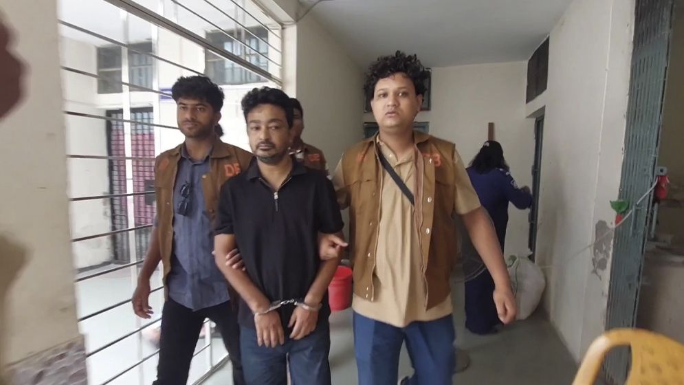 শ্রীনগরে অগ্রণী ব্যাংকের ২ কোটি ২৭ লাখ টাকা আত্মসাৎ, পলাতক ক্যাশ অফিসার গ্রেফতার