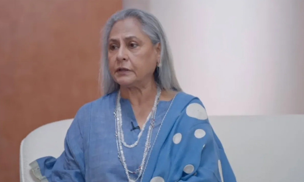 প্রশ্ন করতেই সাংবাদিকের মাইক্রোফোন সরিয়ে দিলেন জয়া বচ্চন