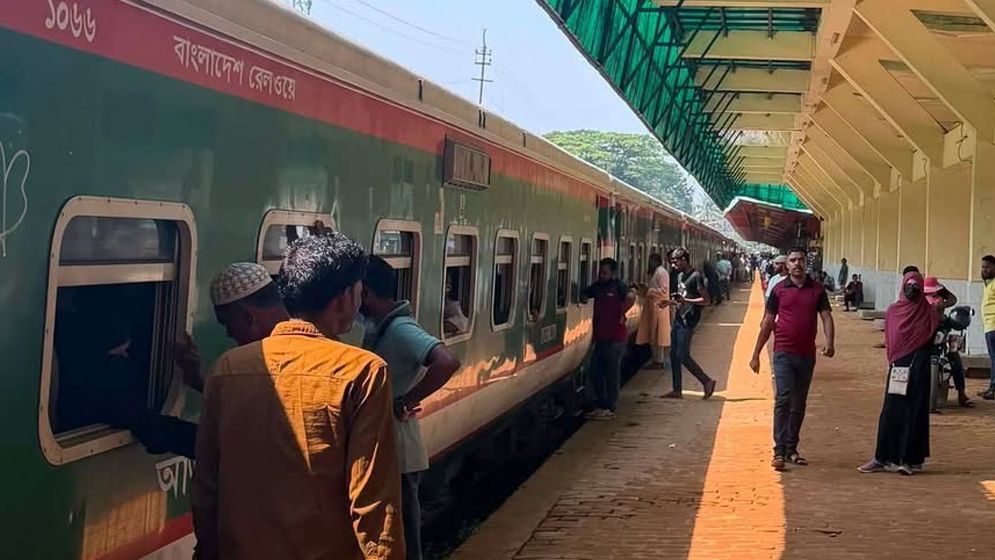 সিলেটে ট্রেনের টিকিট কালোবাজারির অভিযোগে স্বপ্রণোদিত মামলা