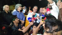 জবি শিক্ষার্থীদের চার দফা দাবি মেনে নিল সরকার, অনশন ভাঙালেন ইউজিসি চেয়ারম্যান
