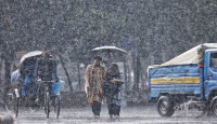 ঢাকায় টানা বৃষ্টিতে জলাবদ্ধতা, দুর্ভোগে নগরবাসী