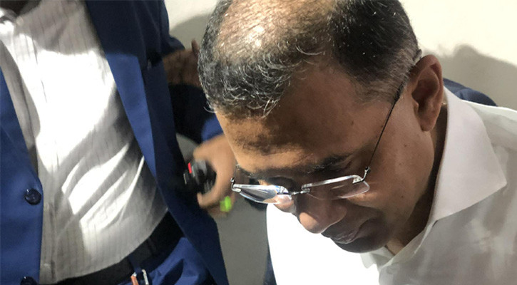 ভোট দিতে কেন্দ্রে প্রবেশ করেছেন তারেক রহমান