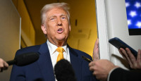 চীন থেকে আমদানিকৃত স্মার্টফোন-কম্পিউটারে শুল্ক ছাড় ট্রাম্পের